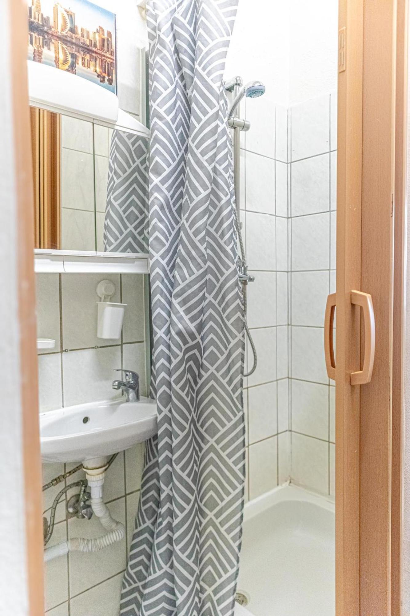 Homely Near Millenium Tower Apartment Wien